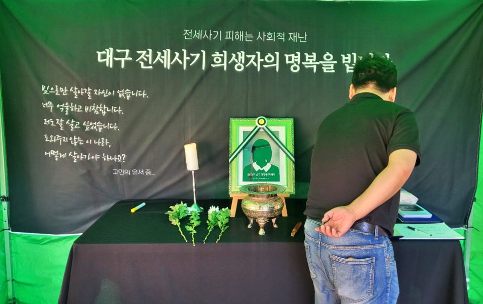 대구 중구 동성로에 차려진 대구 전세사기 피해자 30대 여성 A씨의 분향소에서 초에 불을 밝히고 있다.(2024.5.17) / 사진.평화뉴스 김영화 기자