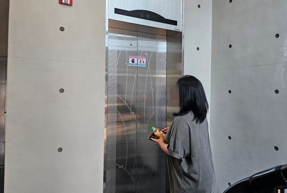 경북 경산시 압량읍 전세 사기 피해자 A씨가 작동하지 않는 엘리베이터 앞에 서 있다. (2024.6.14) / 사진.평화뉴스 정준민 기자