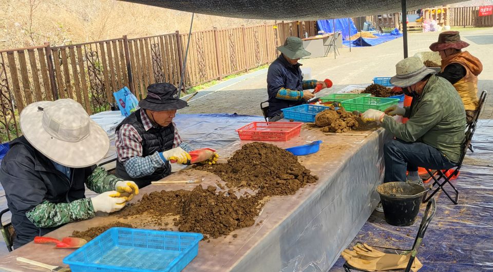 코발트광산 수평굴에 남아있던 포대에서 유해 잔뼈를 골라내는 작업을 하는 유가족들(2023.3.30)  / 사진.경산코발트광산유족회 