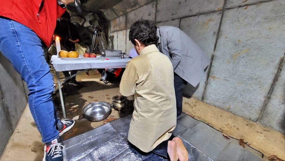 나정태 유족회장이 코발트광산 유해 발굴 작업에 앞서 수평굴 입구에서 제사를 지내고 있다.(2023.3.23) / 사진.평화뉴스 김영화 기자