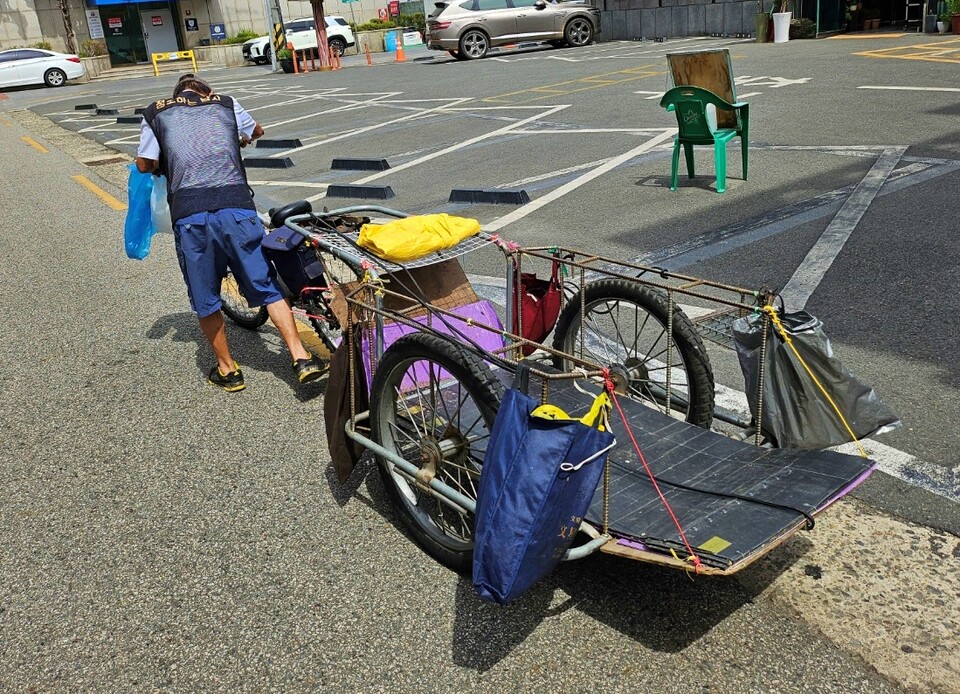 김모(80)씨가 병과 캔을 수집한 뒤 리어카를 몰고 있다.(2024.6.17) / 사진.평화뉴스 정준민 기자