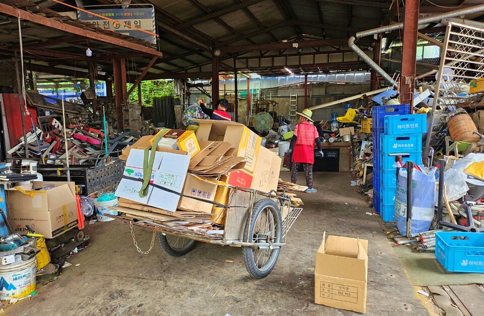 대구 중구 동인동 한 고물상에서 장모(75)씨가 폐지를 전달하고 있다.(2024.6.17) / 사진.평화뉴스 정준민 기자