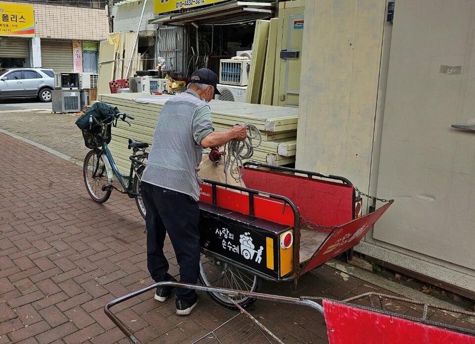 대구 중구 동인동 인근 골목에서 한 할아버지가 폐지를 주운 뒤 리어카에 싣고 있다.(2024.6.17) / 사진.평화뉴스 정준민 기자