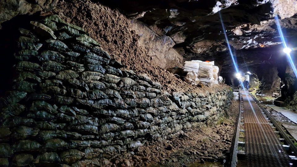 한낮에도 어두운 갱도에 남겨진 수천개 포대자루 안에는 진흙과 모래 등이 담겨 있다. 흙더미 안에 사람 잔뼈들이 포함돼 있다.(2024.6.18) / 사진.평화뉴스 김영화 기자