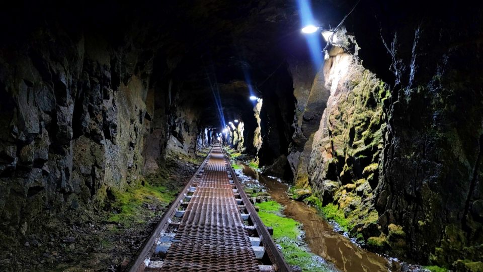 한여름에도 몸이 떨리는 한기가 서린 수평갱도 안. 허리를 숙여 어둡고 좁은 길을 100m 남짓 들어가면 수직굴이 보인다. 이 곳에서 70여년전 3,500여명의 민간인들이 군경에 의해 집단 학살됐다.(2024.6.18) / 사진.평화뉴스 김영화 기자