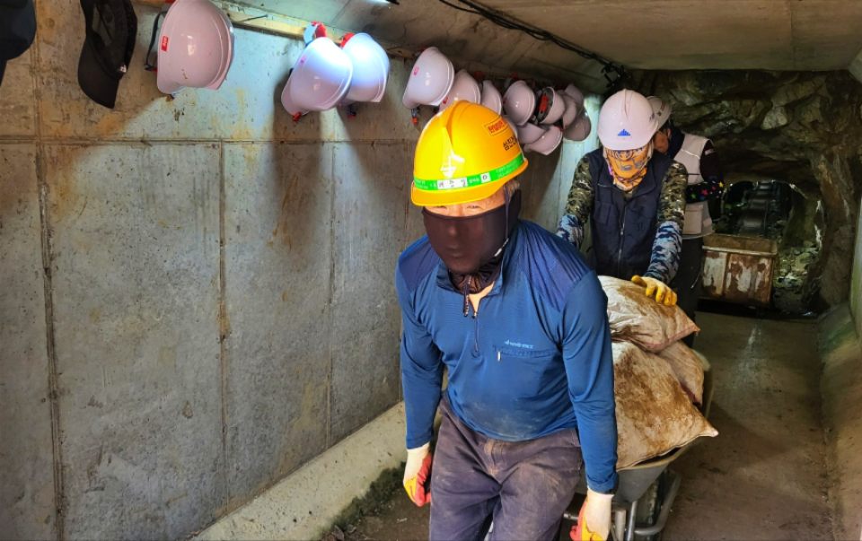 아침 8시 30분부터 갱도 안에서 유해가 담긴 포대자루를 리어카에 실어 나르는 작업을 하고 있다.(2024.6.18) / 사진.평화뉴스 김영화 기자