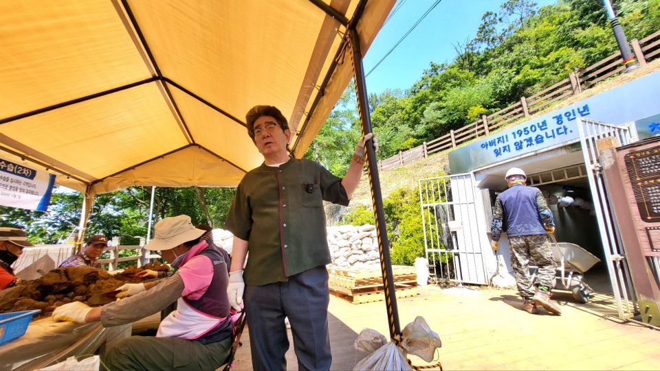 "혹시 우리 아버지일까 싶어서, 이 뼛조각 하나 하나가 다 소중하다"...마지막 유해 수습 현장에서 나정태 경산코발트광산유족회장이 취지와 의미에 대해 설명하고 있다.(2024.6.18) / 사진.평화뉴스 김영화 기자