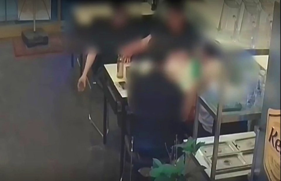 대구 중구청 직원이 치킨집 바닥에 맥주를 쏟는 모습이 포착된 CCTV 화면(2024.6.13) / 사진 캡쳐. 인터넷 커뮤니티 '아프니까 사장이다'