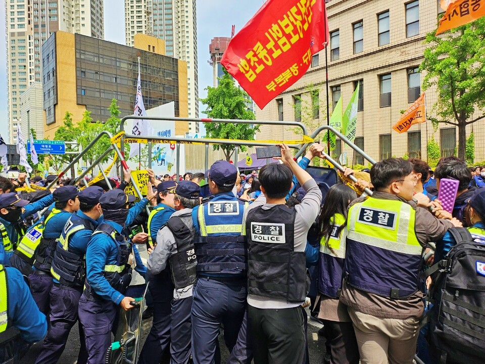 세계노동절 대구대회 시작 전 차로 확보를 놓고 노조와 경찰이 충돌했다.(2024.5.1) / 사진.평화뉴스 정준민 기자