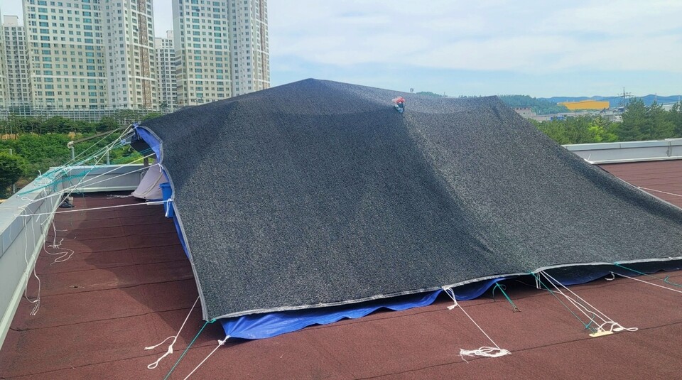 경북 구미 한국옵티칼 공장 옥상. 텐트 위로 그늘막이 쳐진 모습(2024.6.20) / 사진 제공.금속노조 한국옵티칼하이테크지회