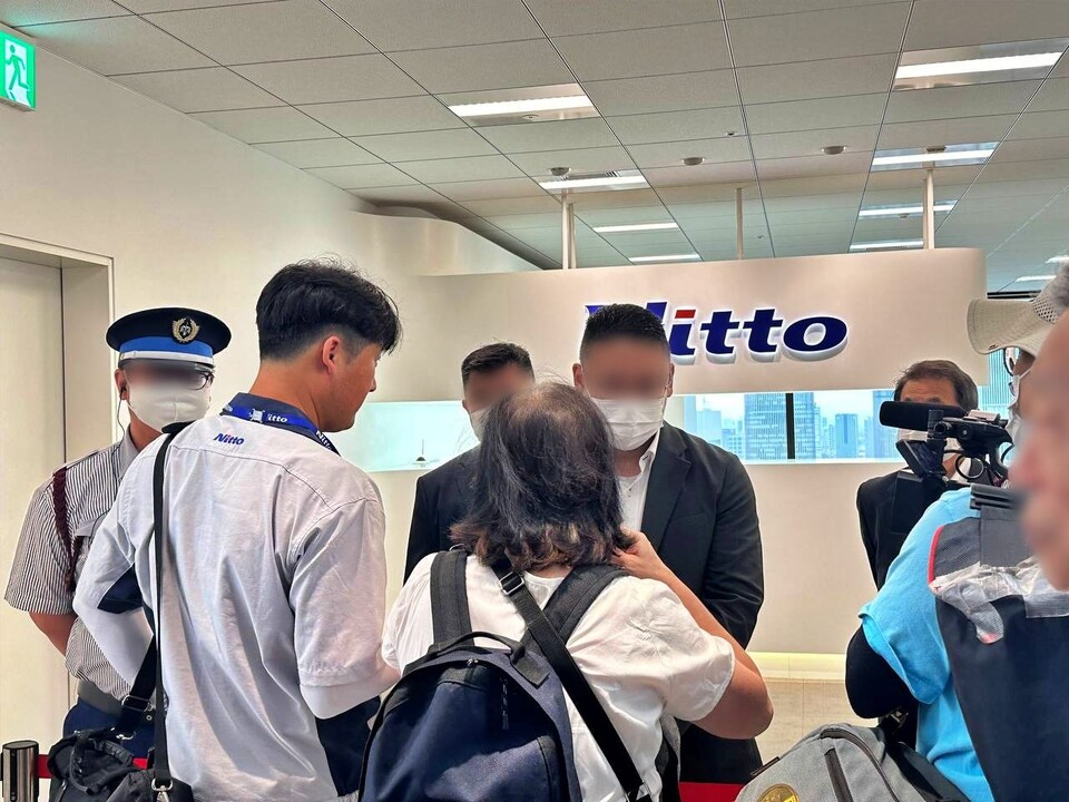 최현환 지회장이 닛토덴코 본사를 방문해 항의서한을 전달하려 하고 있다.(2024.6.20)/ 사진 제공.금속노조 한국옵티칼하이테크지회