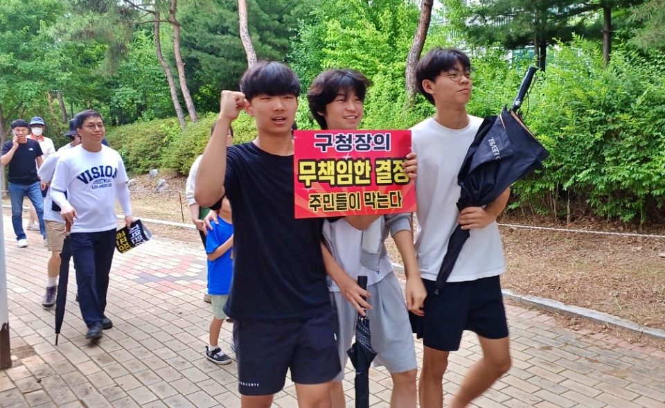 학생들도 "구청장의 무책임한 결정, 주민들이 막는다"라고 적힌 피켓을 들고 골프연습장 반대 걷기 캠페인에 참가했다.(2024.6.15) / 사진.도원고 운영위