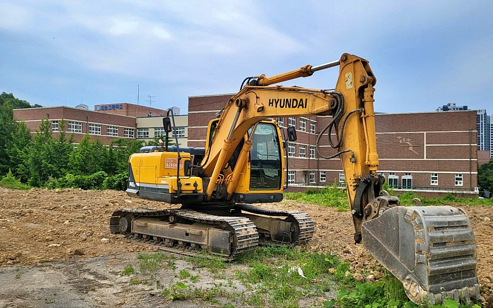 대구 달서구 도원동 523 사유지에 공사 전 놓인 굴삭기...직선거리 20m에 대구 도원고등학교가 보인다.(2024. 