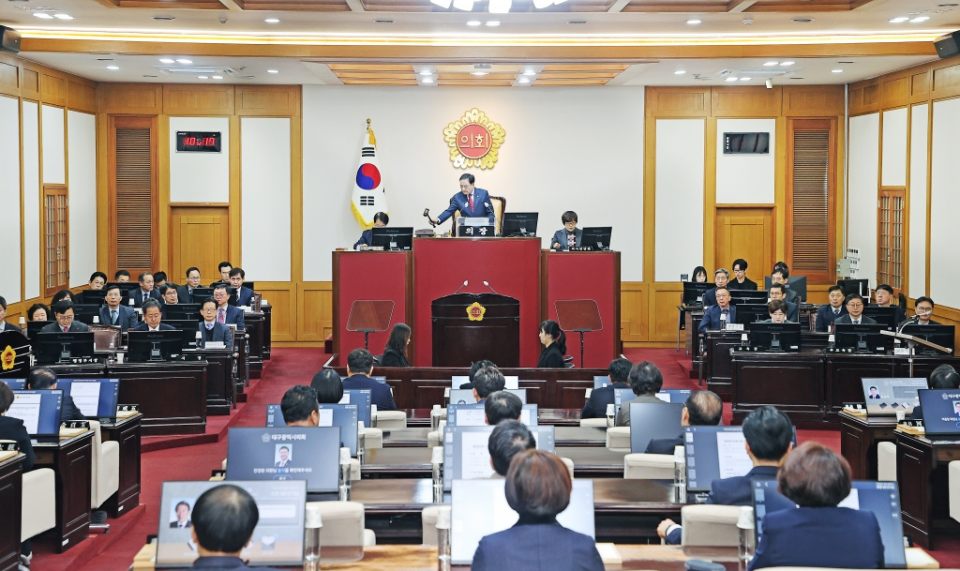 본회의장에서 의장봉을 두드리는 이만규 대구시의회(2024.1.24) / 사진.대구시의회 