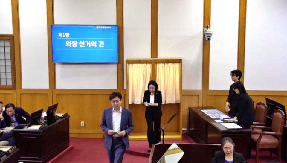 제;9대 대구시의회 후반기 의장 선거 투표를 하고 나오는 대구시의원들(2024.6.25) / 사진.대구시의회 