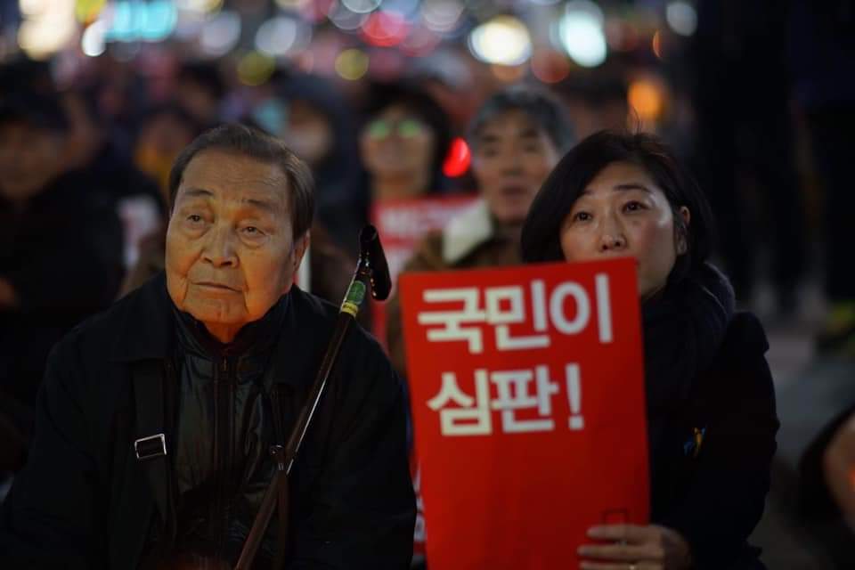 2017년 박근혜 탄핵 대구시국대회에 참석한 강창덕 선생님 / 사진 제공.통일민주투사 야성 강창덕 선생 추모사업회