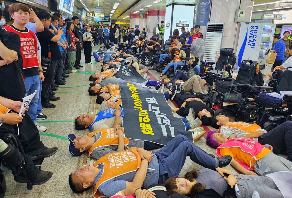 "시민 여러분, 장애인도 시민으로 살고 싶습니다"...반월당역 바닥에 누워 '다이인 행동'을 하고 있는 장애인들(2024.6.27) / 사진.평화뉴스 정준민 기자