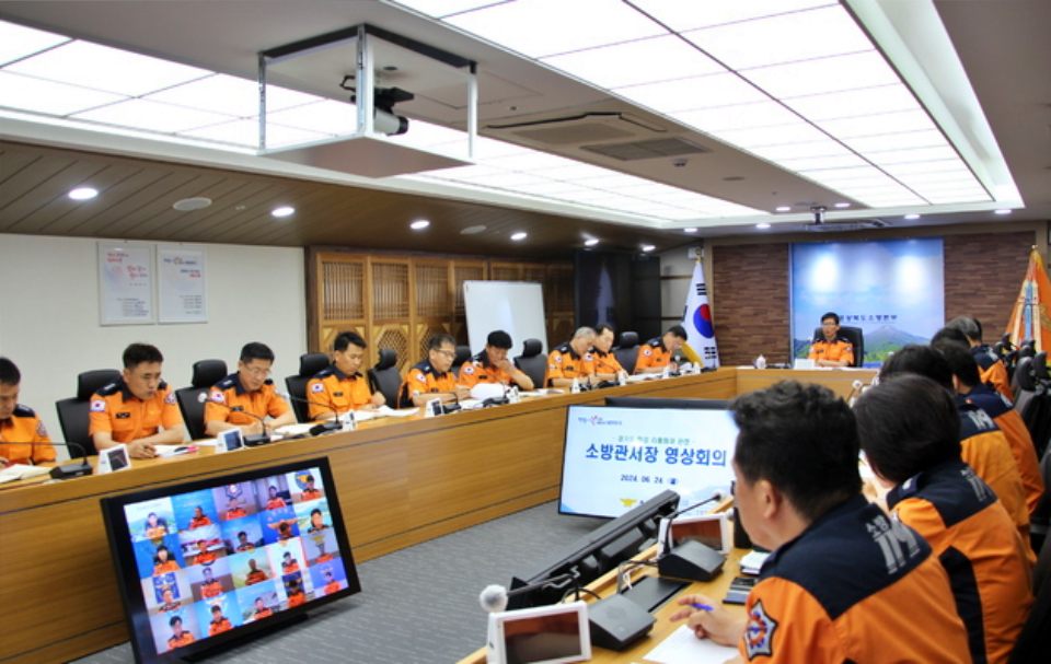 박근오 경북소방본부장이 소방관서장 긴급 영상회의를 주재했다. 화성 리튬 배터리 1차 전지 화재 참사와 관련해 안전 대책을 위한 회의다.(2024.6.24)  / 사진.경상북도