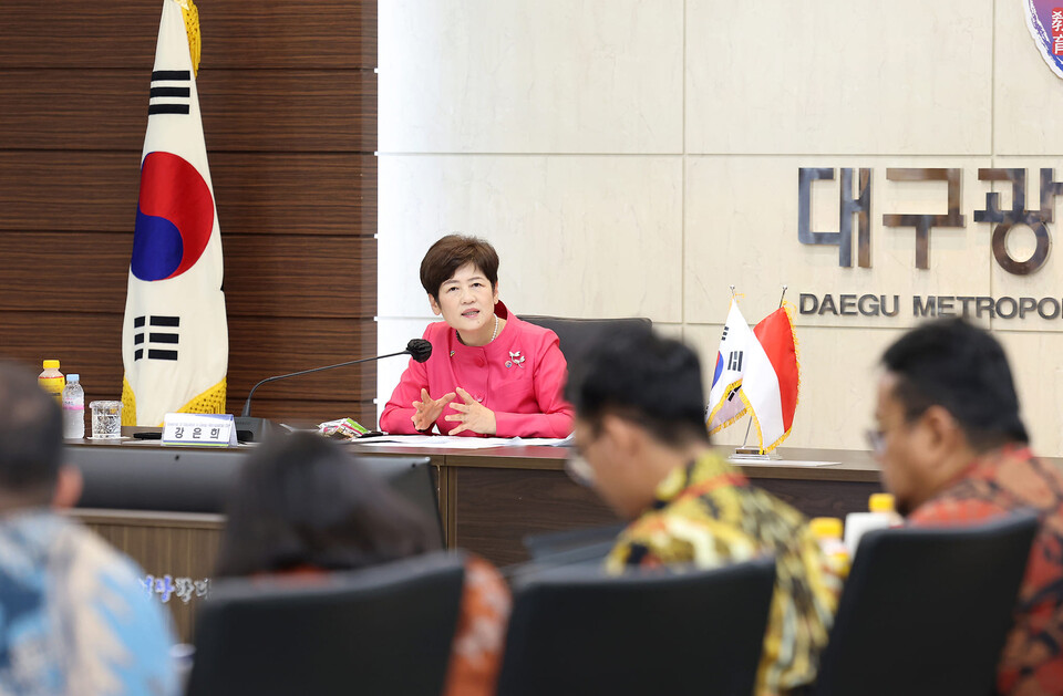 인도네시아 교육 관계자들이 대구교육청을 찾았다. 강은희 대구교육감이 대화를 나누고 있다.{2024.6.21) / 사진.대구시교육청