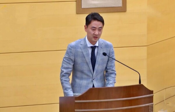 최재훈 대구 달성군수가 본회의장에서 낙동강레포츠밸리에 대해 답변 중이다.(2024.6.26) / 사진.달성군의회  