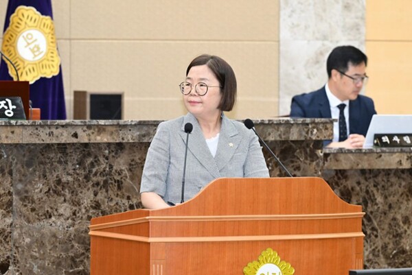 더불어민주당 소속 양은숙 달성군의원이 최 군수에게 레포츠밸리에 대해 질의 중이다.(2024.6.26) / 사진.더불어민주당 대구시당 