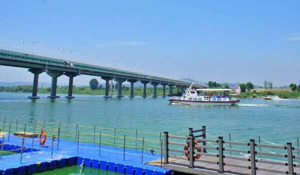 사문진교 인근 낙동강을 따라 운항중인 유람선과 쾌속선(2015.8.1) / 사진.평화뉴스 박성하 기자