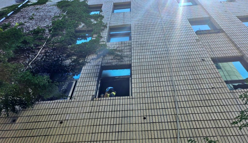 불이 나 건물 밖으로 그을린 모습...최초 화재가 발생한 대구 동구 신천동 6층 건물의 2층 사무소(2024.6.28) / 사진.대구소방본부  