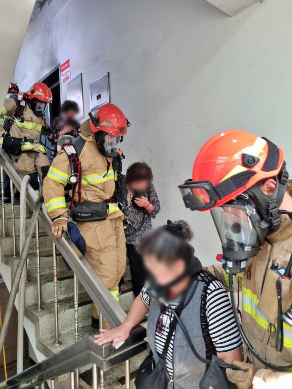 대구 동구 신천동 6층 규모의 건물에서 화재가 발생했다. 옥상에 대피했던 시민들이 소방대원들의 유도로 건물 밖으로 대피하고 있다.(2024.6.28) / 사진.대구소방본부