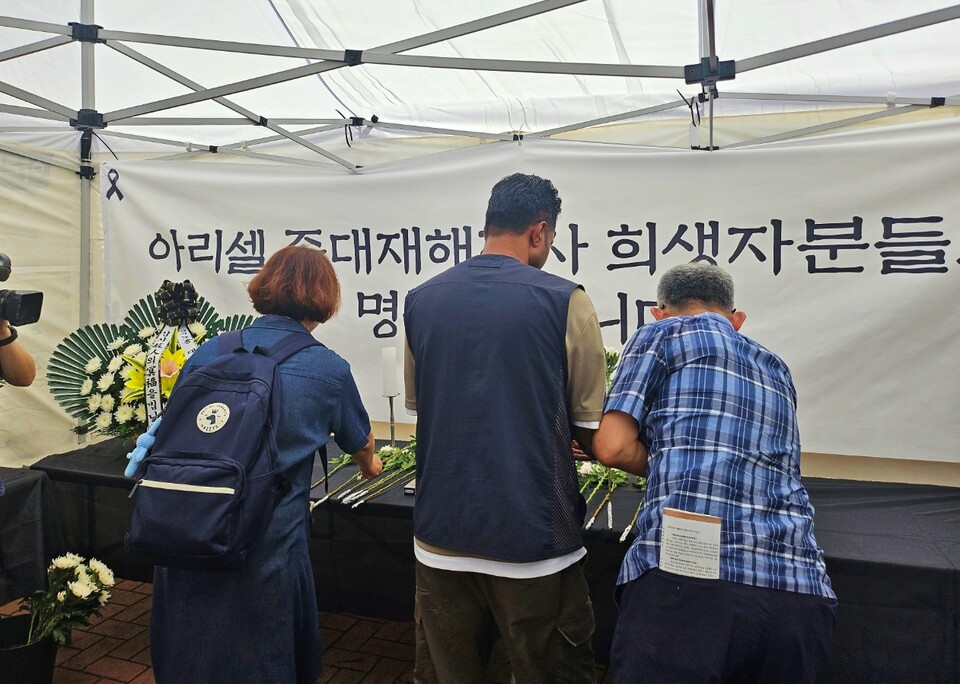 대구지역 노조, 시민단체 인사들이 아리셀 화재 참사 희생자를 추모하는 분향소에서 헌화하고 있다. (2024.7.1) / 사진.평화뉴스 정준민 기자
