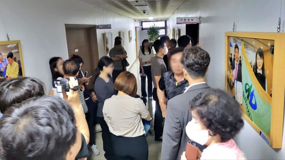 학교 옆 실외 골프연습장 건축 허가에 항의하는 주민들이 이 구청장을 항의 방문했지만 면담은 성사되지 못했다.(2024.7.2) / 사진.평화뉴스 김영화 기자