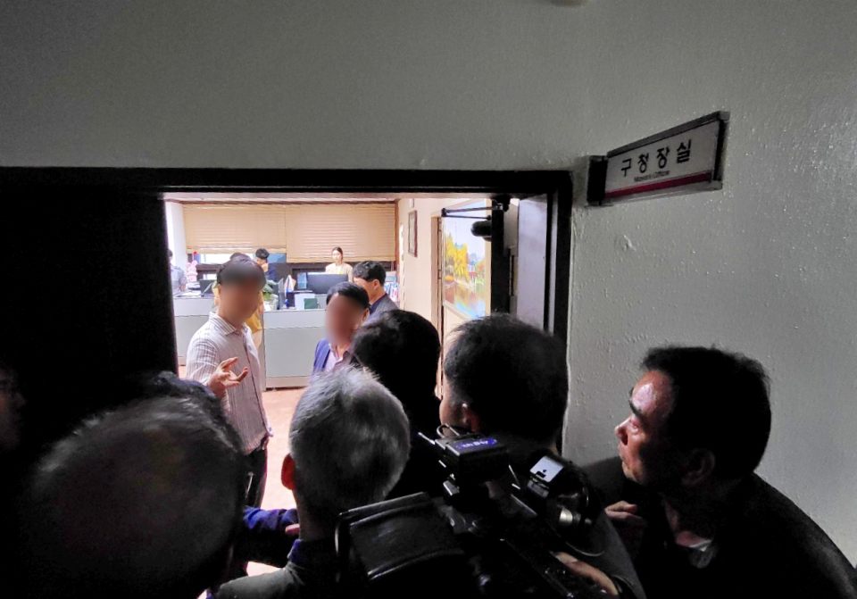 이태훈 대구 달서구청장 실 앞에서 항의하는 도원동 주민들(2024.7.2) / 사진.평화뉴스 김영화 기자