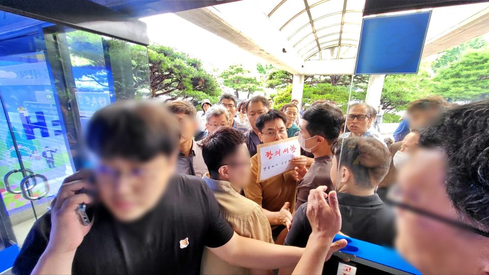 주민 대표자들이 항의서한을 들고 구청장 면담을 요청했지만, 구청 직원들이 입구 문을 막아 출입하지 못하고 있다.(2024.7.2) / 사진.평화뉴스 김영화 기자