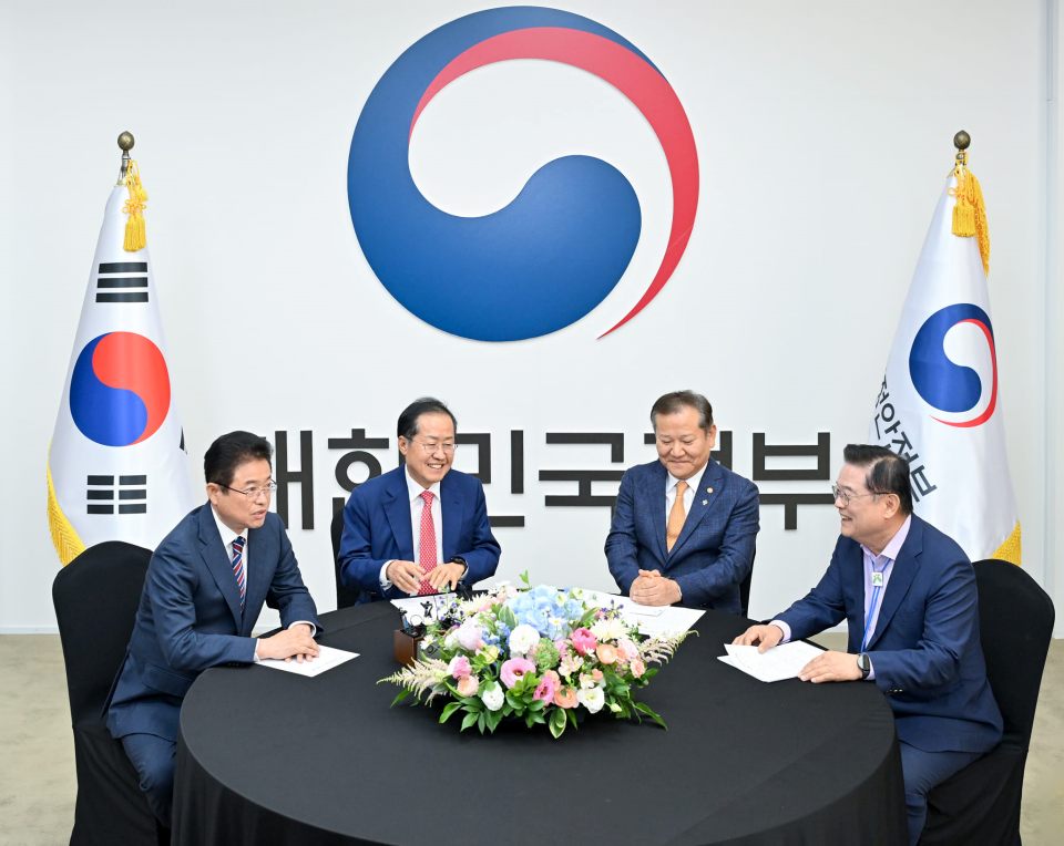 대구시와 경북도 행정통합을 논의하는 4자 회담...(왼쪽부터)이철우 지사, 홍준표 시장, 이상민 장관, 우동기 위원장(2024.6.4) / 사진.홍준표 시장 페이스북 