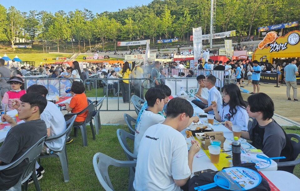 '2024 대구치맥페스티벌'을 찾은 시민들이 치킨과 맥주를 즐기고 있다.(2024.7.3) / 사진.평화뉴스 정준민 기자