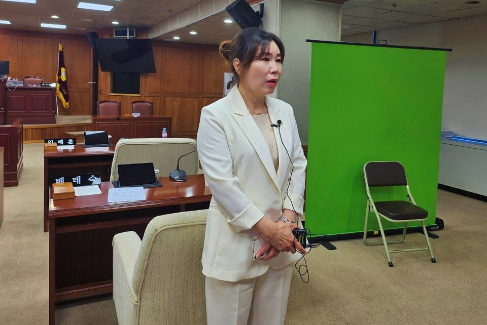 배태숙 중구의원이 하반기 의장으로 선출된 뒤 기자들과 인터뷰를 하고 있다.(2024.7.4) / 사진.평화뉴스 정준민 기자