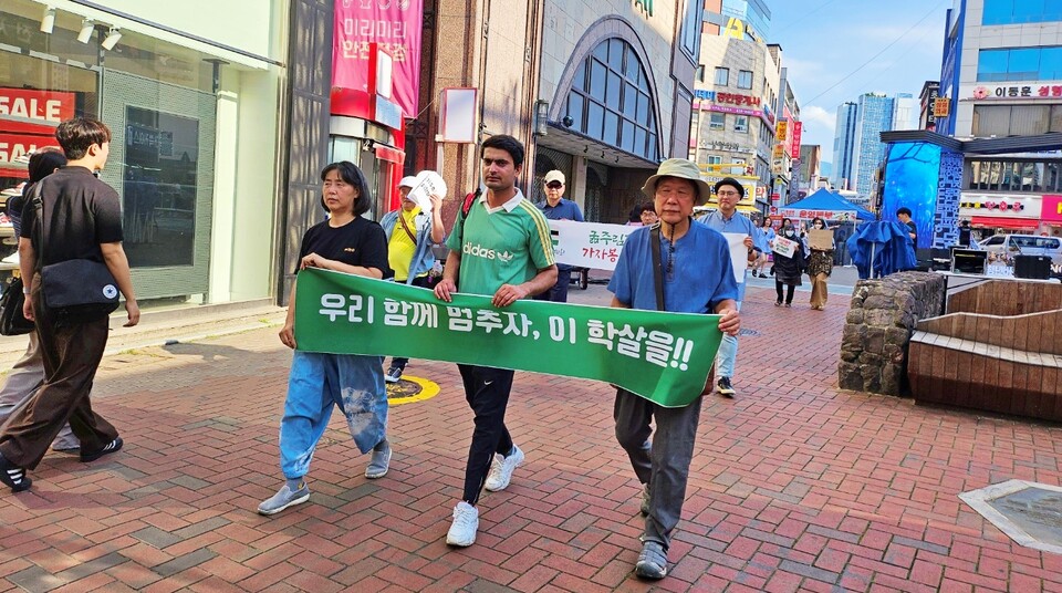 대구 시민들이 이스라엘에 "집단학살 중단"을 촉구하며 동성로를 행진하고 있다.(2024.7.4) / 사진.평화뉴스 정준민 기자