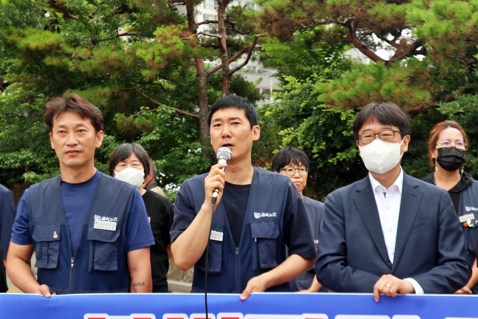 차헌호 지회장이 불법파견을 규탄하고 직고용을 촉구하는 발언을 하고 있다.(2022.7.13.대구고법 앞) / 사진.평화뉴스 김영화 기자