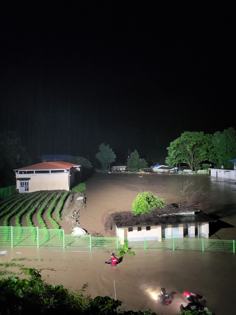 폭우로 침수 피해를 입은 마을에 소방대원들이 구조 작업을 펼치고 있다.(2024.7.8) / 사진.경북소방본부 