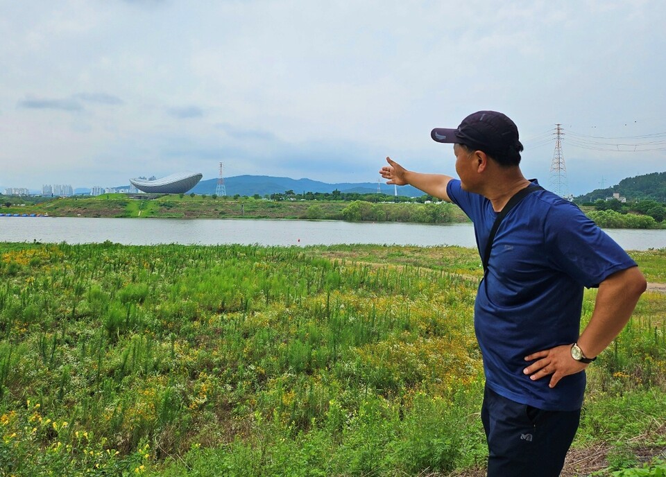 정수근 대구환경운동연합 사무처장이 '디아크 문화관광 활성화 사업' 부지에 대해 설명하고 있다.(2024.7.8) / 사진.평화뉴스 정준민 기자