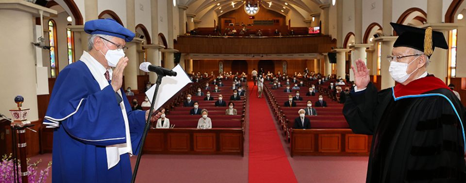 신일희 총장이 2012년 총장직에 선임돼 선서를 하고 있다/ 사진.계명대