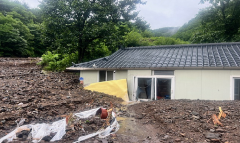 경북 영양군 입암면에 있는 한 주택이 반파됐다.(2024.7.8) / 사진 제공.경북도