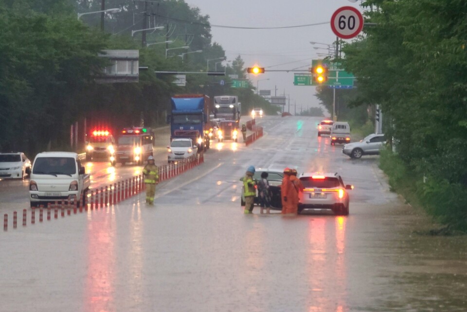 대구 달성군 구지면 가산교차로에 차량이 침수됐다는 신고를 받고 출동한 소방당국이 구조 작업을 벌이고 있다.(2024.7.9) / 사진 제공.대구소방본부