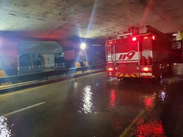 소방당국이 대구 북구 산격동 성북교 아래에서 침수 우려로 낙업 제거 작업을 실시하고 있다.(2024.7.9) / 사진 제공.대구소방본부