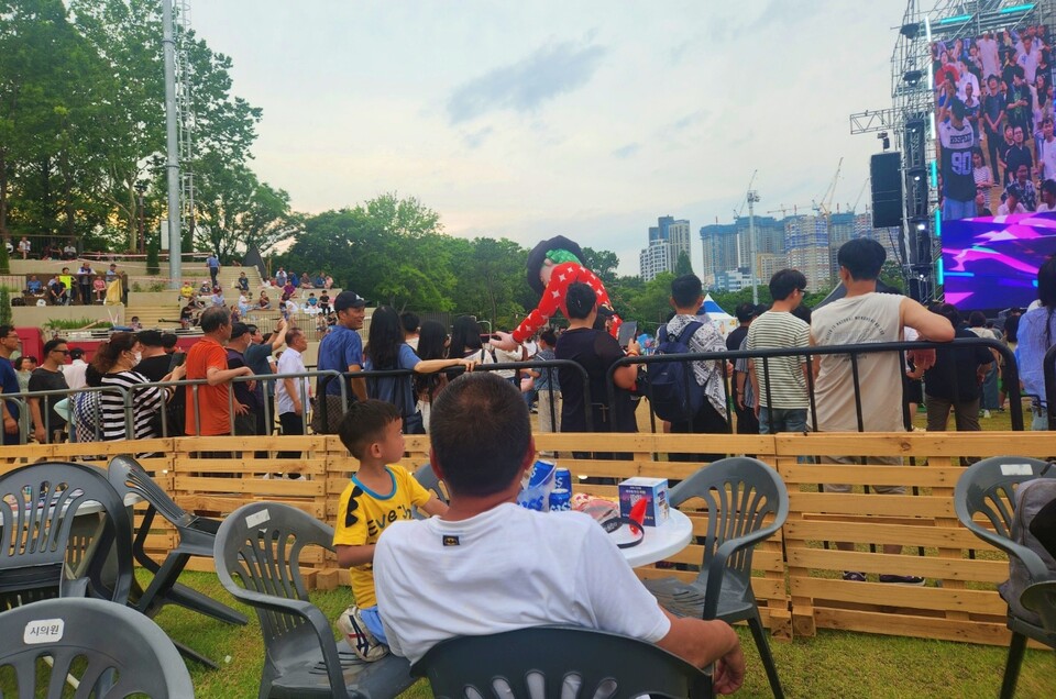 2024 대구치맥페스티벌 무대와 프리미엄존 사이 펜스가 설치돼 있다(2024.7.7) / 사진 제공.대구장애인차별철폐연대
