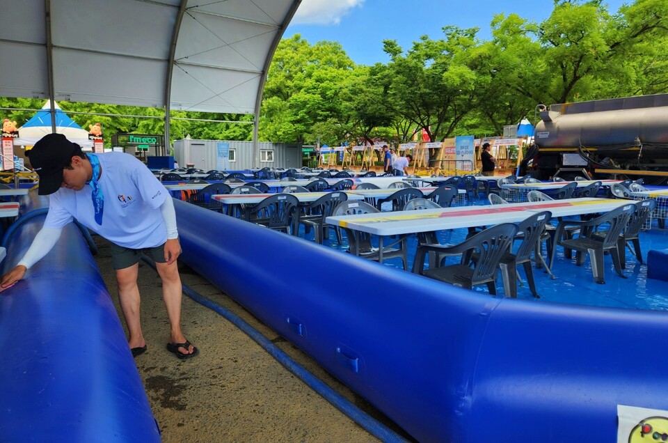 수상 식음존 가장자리 튜브로 인해 휠체어를 탄 장애인들이 들어갈 수 없는 구조로 돼 있는 모습(2024.7.5) / 사진 제공.대구장애인차별철폐연대