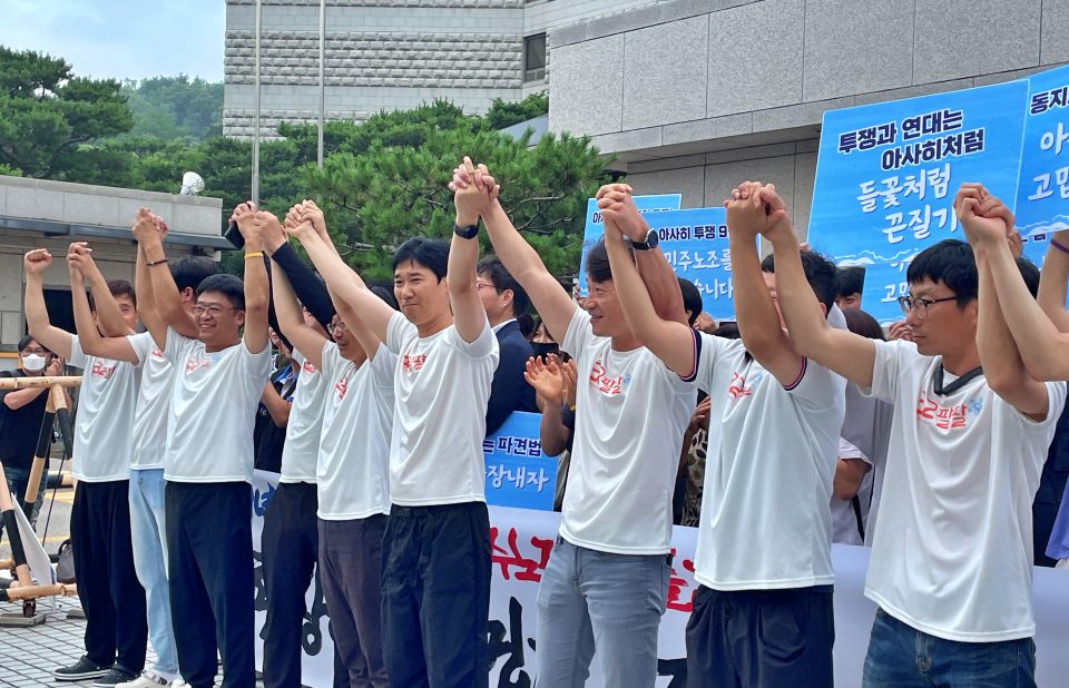 대법원의 "직고용" 확정 판결 이후 서울 대법원 앞에서 손을 들어 기뻐하는 구미 아사히글라스 해고노동자들(2024.7.11) / 사진.금속노조  