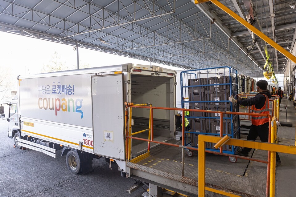 쿠팡 한 물류센터에서 노동자가 택배 트럭에 물건을 싣고 있다. / 사진 출처.쿠팡 홈페이지