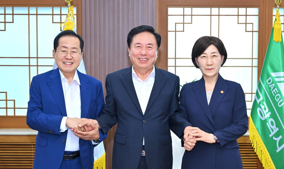 (왼쪽부터)홍준표 대구시장, 권기창 안동시장, 한화진 환경부 장관이 맑은물 하이웨이 사업 관련 간담회에서 기념사진을 찍고 있다.(2024.7.15) / 사진 제공.대구시