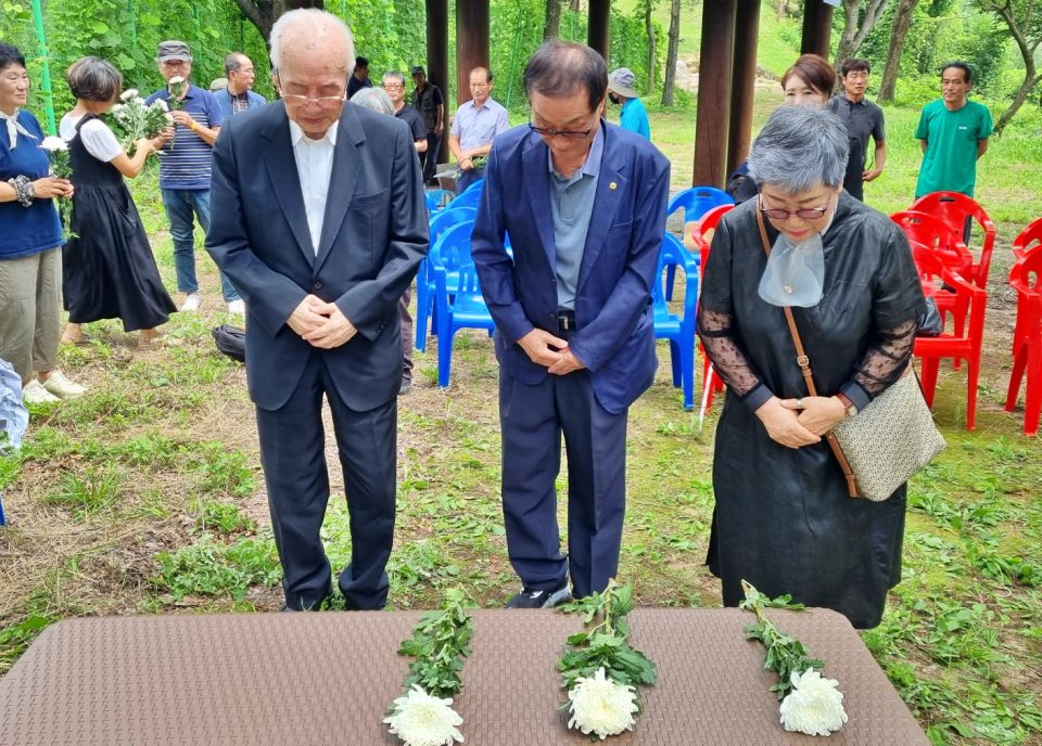 김천지역 희생자들에게 헌화 후 묵념하는 유가족들(2024.7.13) / 사진.김천교육너머 회원 함수연