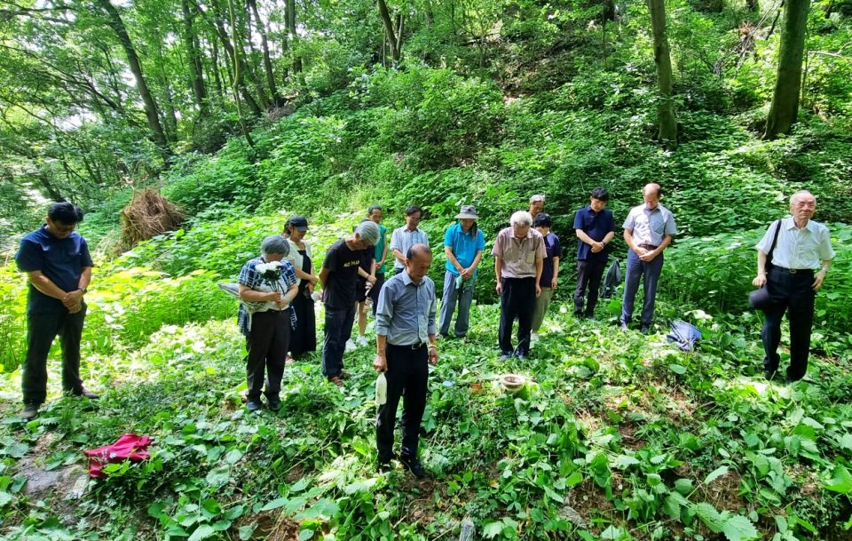 경북 김천 한국전쟁 전후 민간인 학살터 구성면 송곡리 돌고개에서 희생자들에게 묵념하는 유족들과 지역 시민단체 인사들(2024.7.13) / 사진.김천교육너머 회원 함수연